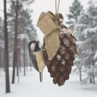 ornament dennenappel met vogel 